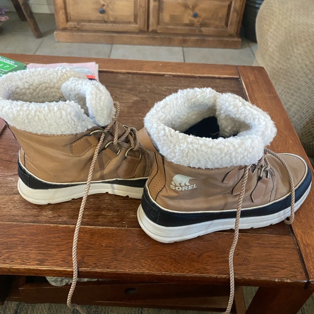 Sorel women’s snow shoes size 7.5